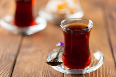 Ahşap masa üzerinde Türk bardaklarda kırmızı çay