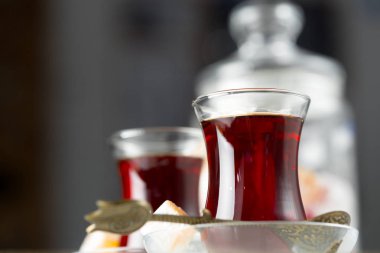 Geleneksel gözlük Türk çayı 