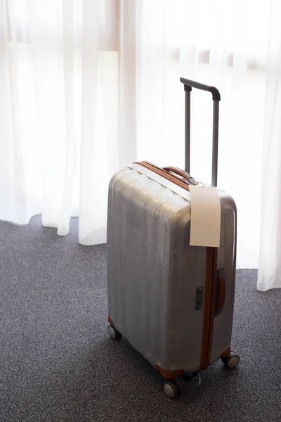現代的なホテルの部屋でスーツケースや荷物袋 — ストック写真