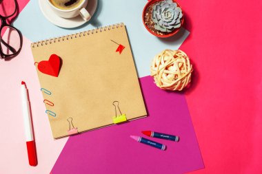 Defter ile masada açık sayfa tasarımı