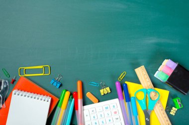 Yazı tahtası üzerinde okul ve ofis malzemeleri