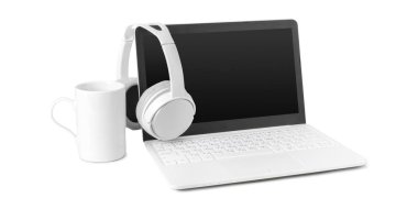 Laptop ve beyaz arka plan üzerinde izole kulaklık 