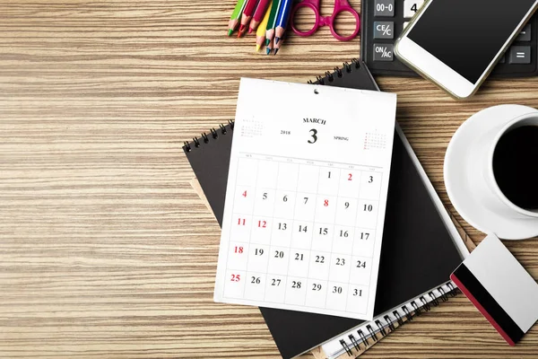 Fechar Espaço Trabalho Com Calendário Aberto — Fotografia de Stock