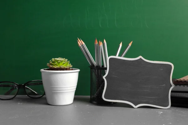 Gjenstander Grønn Bakgrunn Tilbake Til Skolebegrepet – stockfoto