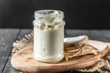 Tahta masadaki peynir.