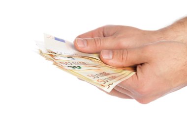 Beyaz arka plan üzerinde izole para tutan kişinin yakın çekim 