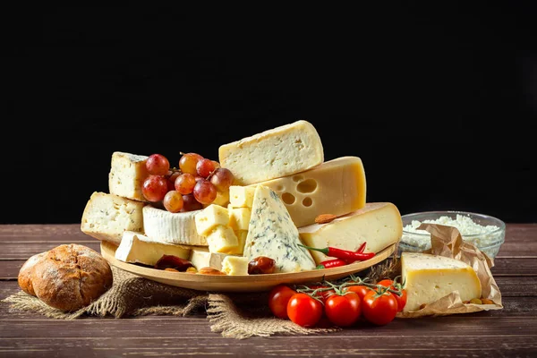 Close Diferentes Tipos Queijo Mesa Madeira — Fotografia de Stock