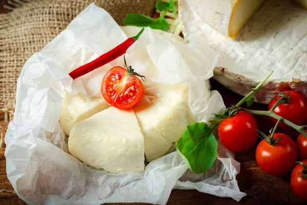 Close Diferentes Tipos Queijo Mesa Madeira — Fotografia de Stock