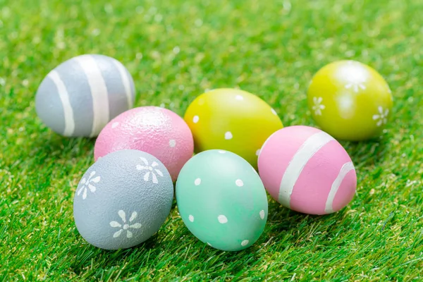 Zbliżenie Wielkanocy Jajka Trawa Tło — Zdjęcie stockowe