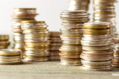 ahşap masa üzerinde para yığınları, yakın çekim