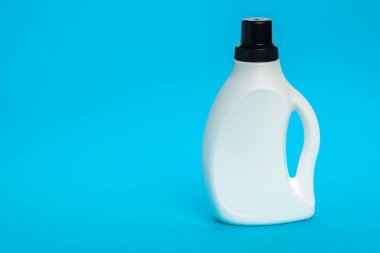 mavi arka plan üzerinde plastik şişe yakın çekim 