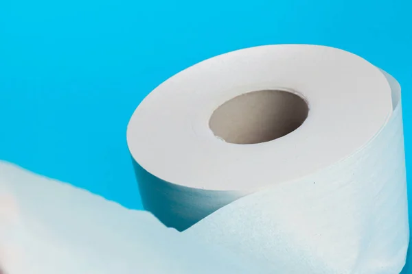 Крупным Планом Раскатывая Туалетной Бумаги — стоковое фото