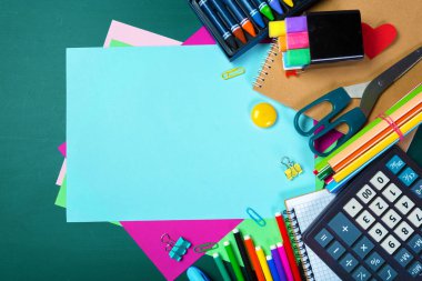 Yazı tahtası üzerinde okul ve ofis malzemeleri