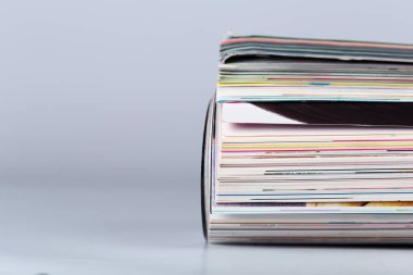 Beyaz arka plan üzerinde Dergi yığınının yakın çekim