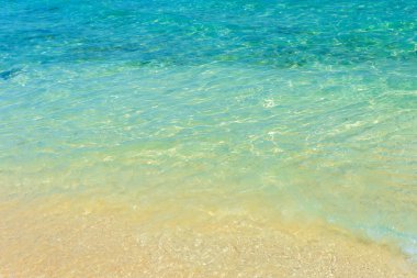 Dalgalar küçük deniz kumlu sahilinde