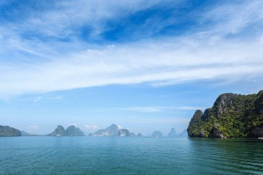 Doğal görünümü crags ve tropikal deniz