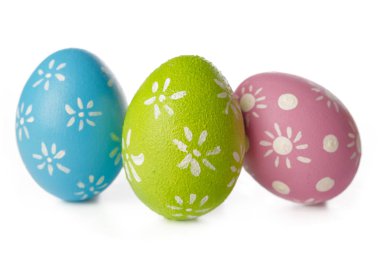 Beyaz arka planda izole edilmiş Paskalya yumurtaları