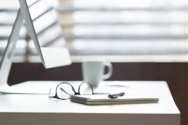 Ofiste rahat çalışma tablosu