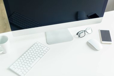 Ofiste rahat çalışma tablosu