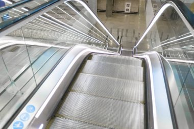 Modern yürüyen merdiven elektronik sistemi hareket ediyor
