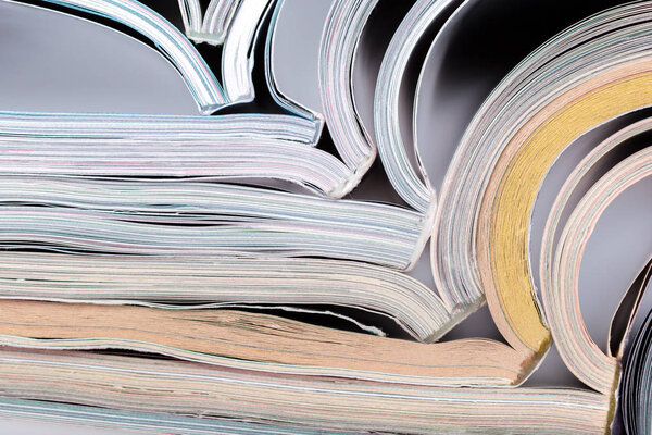 Крупный план журнала на белом фоне
