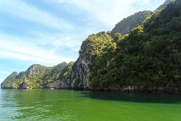 热带海和峭壁的美景 — 图库照片