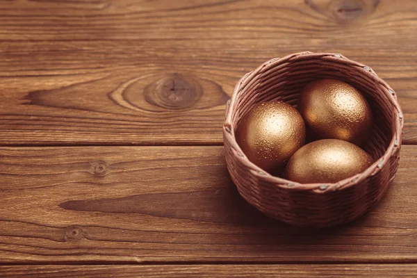 木製テーブルの上の金の卵のクローズ アップ — ストック写真