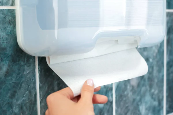 Vrouwelijke Hand Nemen Van Papier Uit Handdoek Dispenser — Stockfoto