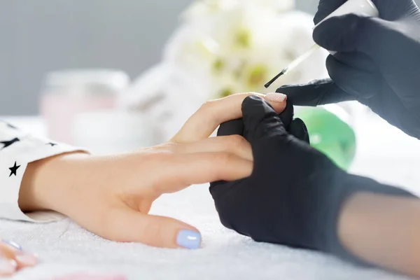 Vrouw Handen Ontvangen Een Manicure Schoonheidssalon — Stockfoto