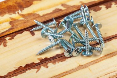 vidalar ahşap bir masa üzerinde Kapat