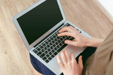 Genç kadın kullanarak dizüstü bilgisayar yakın çekim