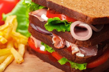 ahşap masa üzerinde taze İtalyan sandviç