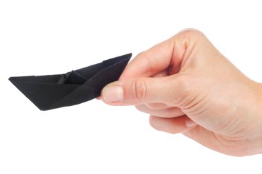 Beyaz arka plan üzerinde izole kağıt gemiyi tutan el 