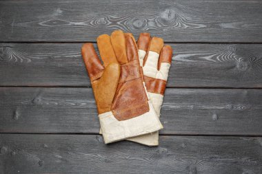 ahşap masa üzerinde deri eldiven