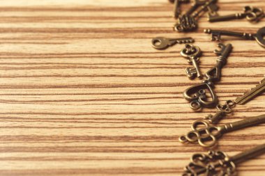 eski ahşap masa tuşlarında yukarı kapatın