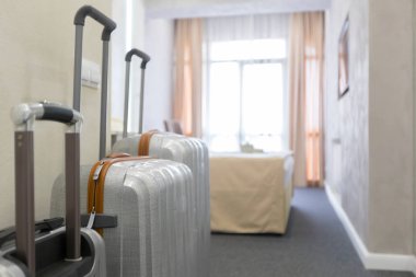 Modern bir otel odasında valiz ya da bavul.