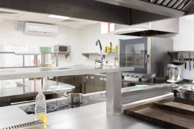 Bir restoranda modern mutfak ekipmanları