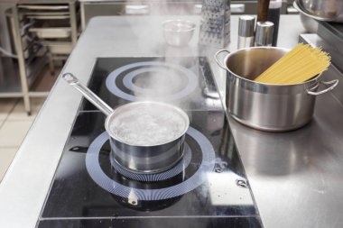 Soba sayaç modern restoran mutfak