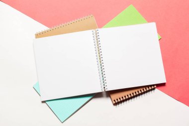 Renkli arka plan üzerinde açık boş defter