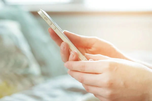 Woman Typing Message Smart Phone — Stock Photo, Image