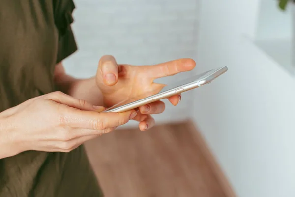 Primer Plano Mujer Mensajes Texto Teléfono Inteligente — Foto de Stock