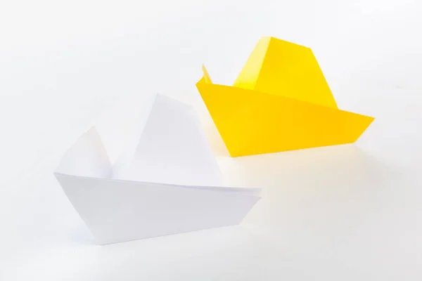 Papel Origami Navios Isolados Fundo Branco — Fotografia de Stock