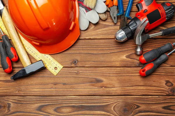 Ahşap masa üzerinde çeşitli iş araçları