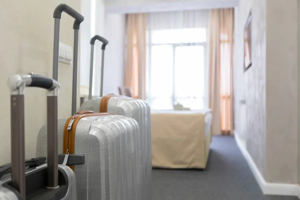 Resväska Eller Väska Ett Modernt Hotellrum — Stockfoto