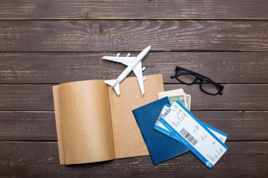 ahşap tablosundaki traveler nesnelerin yakın çekim