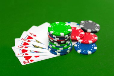 Yeşil masada poker fişleri