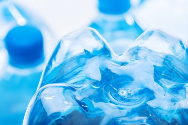 Plastik su şişesi.