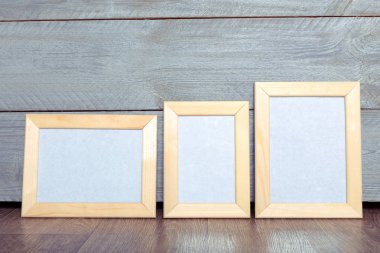  Ahşap duvardaki fotoğraf çerçeveleri