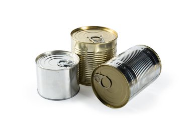 Beyaz arka plan üzerinde izole metal kutular, yakın çekim.