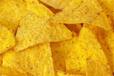 beyaz zemin üzerine Mısır cips